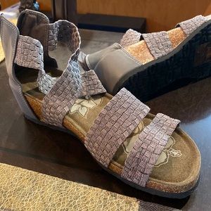 Brand new women’s size 10 Muk Luks sandals